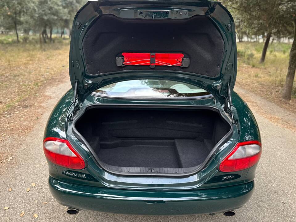 Image 20/40 de Jaguar XKR (1998)