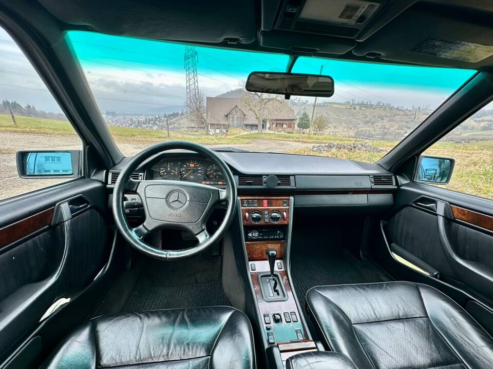 Image 11/16 of Mercedes-Benz E 300 Turbodiesel T (1996)