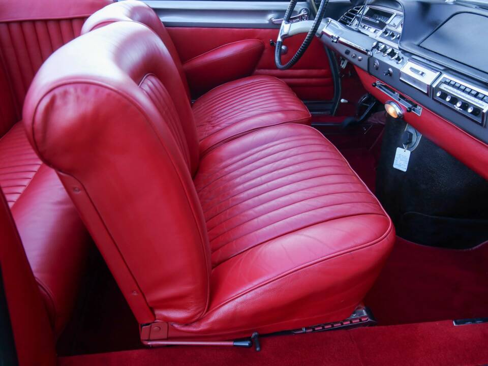 Image 38/50 of Citroën DS 21 Chapron (1963)