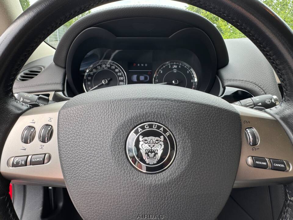 Image 33/49 of Jaguar XKR (2007)