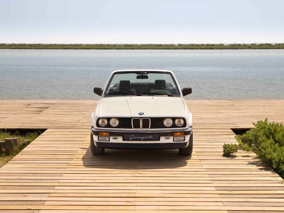 Image 12/70 of BMW 320i (1990)