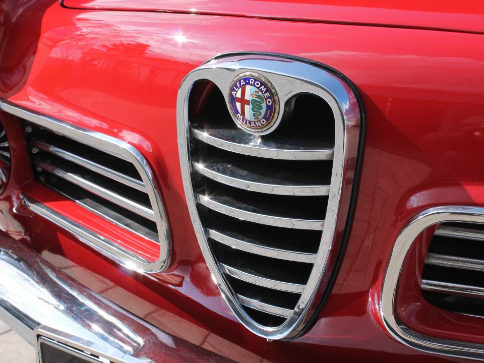 Image 12/37 of Alfa Romeo 2600 Spider (1964)