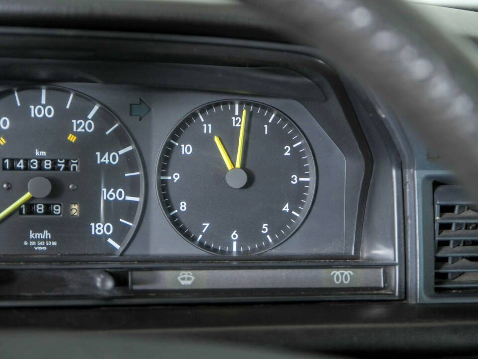 Obraz 13/50 pojazdu Mercedes-Benz 190 D (1986)