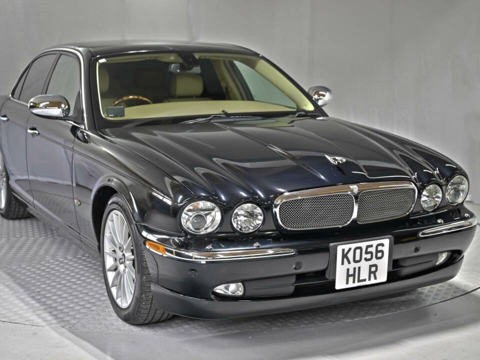 Image 2/50 of Jaguar XJ 8 4.2 (2006)