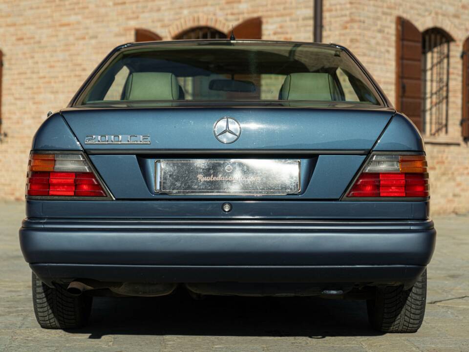 Immagine 8/50 di Mercedes-Benz 200 CE (1992)