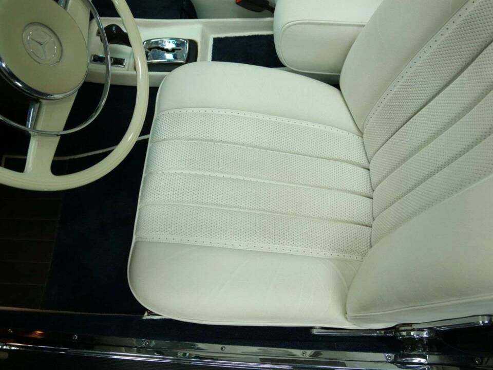 Image 16/50 of Mercedes-Benz 280 SE 3,5 (1971)