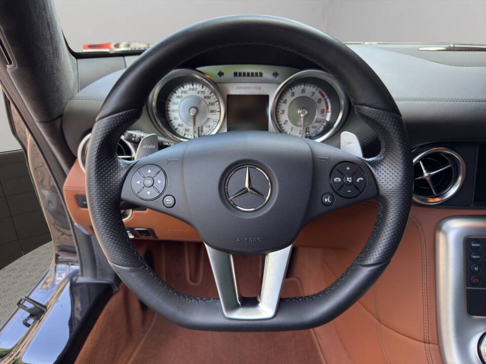 Imagen 13/21 de Mercedes-Benz SLS AMG (2011)