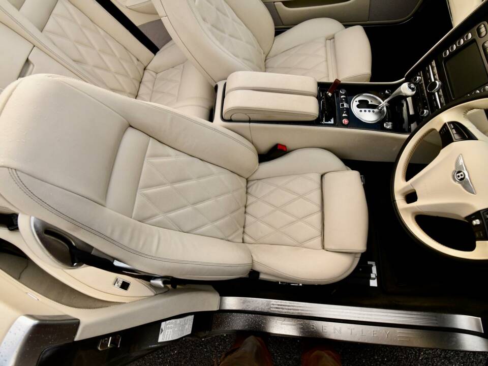 Image 27/50 of Bentley Continental GTC (2011)