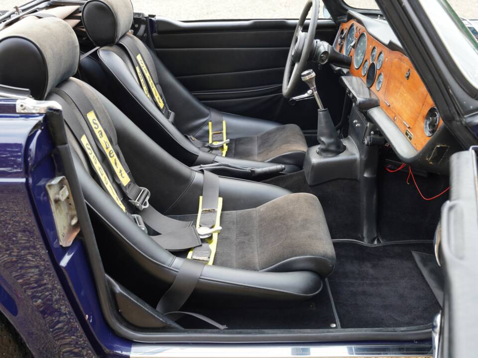 Image 31/50 of Triumph TR 6 PI (1972)