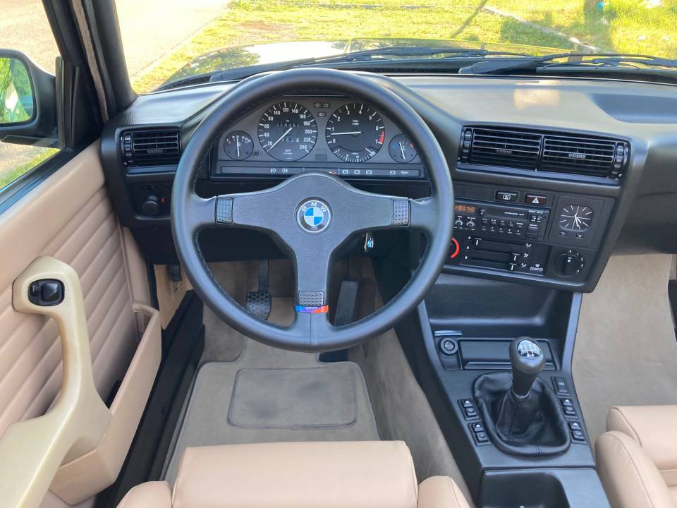Image 22/23 of BMW 320i (1989)