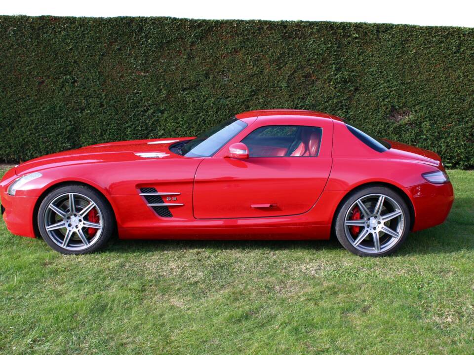 Image 3/57 of Mercedes-Benz SLS AMG (2010)