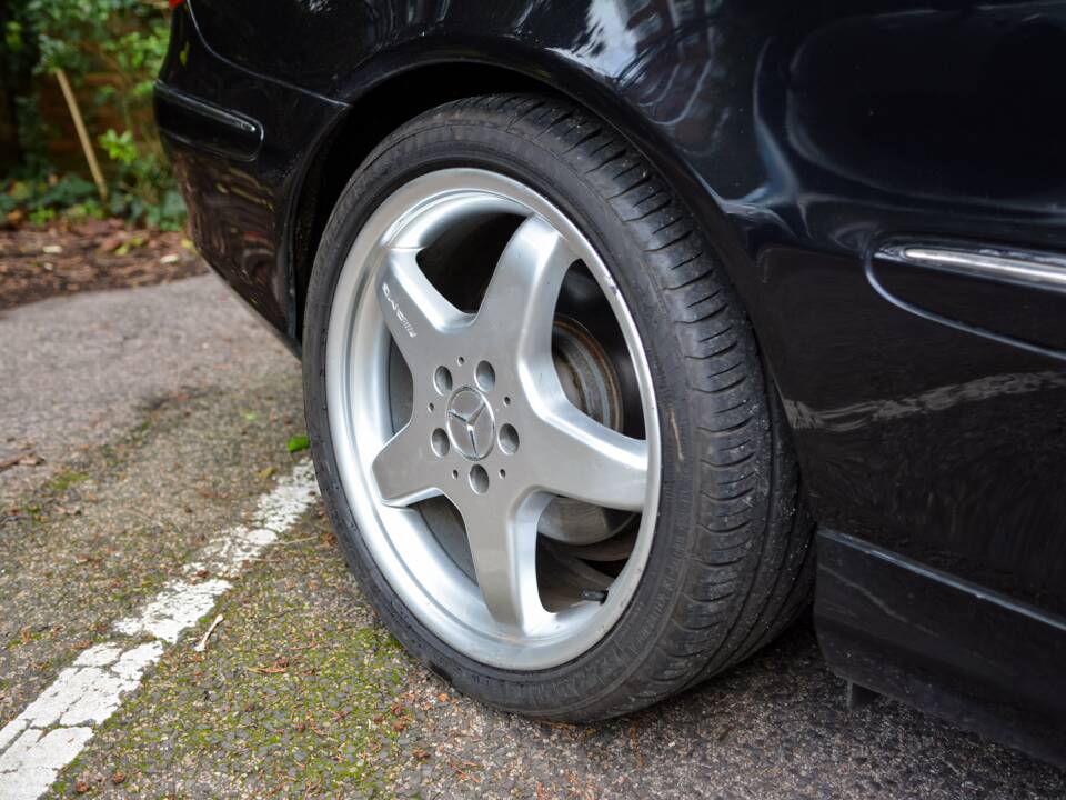 Image 30/46 de Mercedes-Benz CLK 500 (2004)