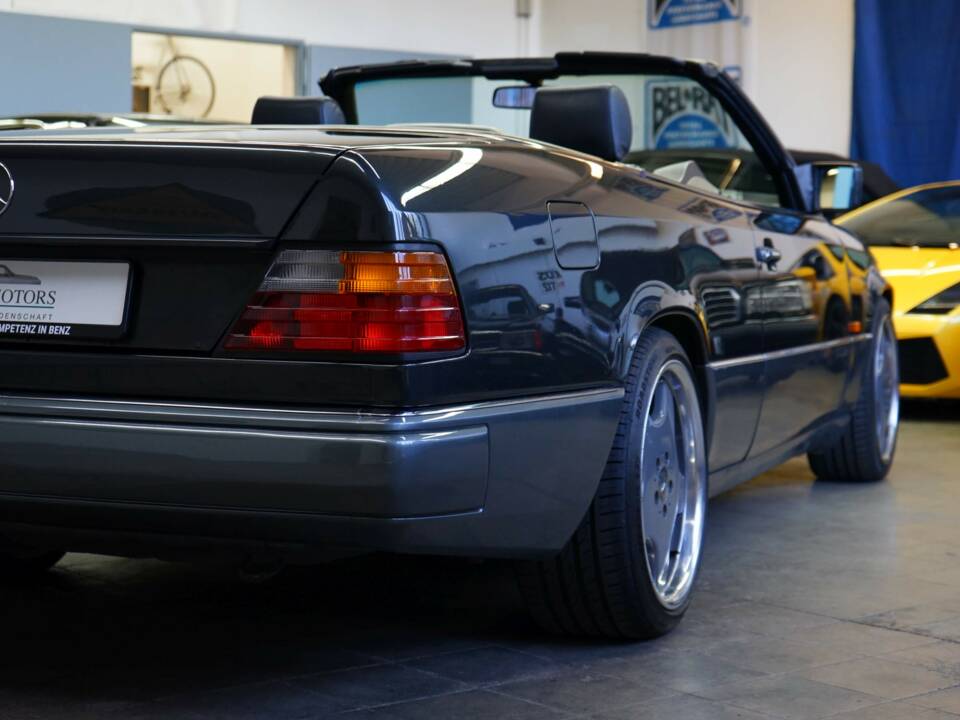 Immagine 11/30 di Mercedes-Benz 320 CE (1993)