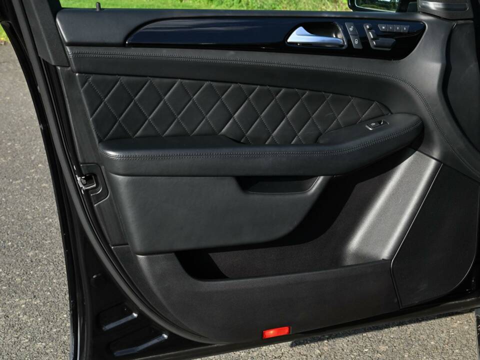 Image 40/49 of Mercedes-Benz ML 63 AMG (2013)