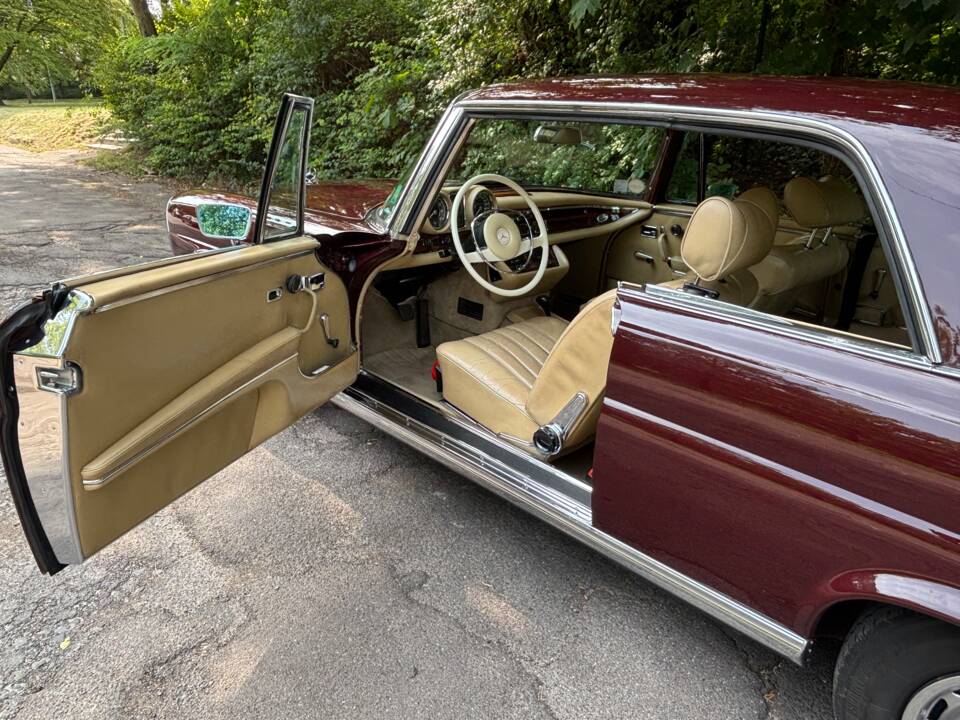 Imagen 6/27 de Mercedes-Benz 280 SE 3,5 (1970)