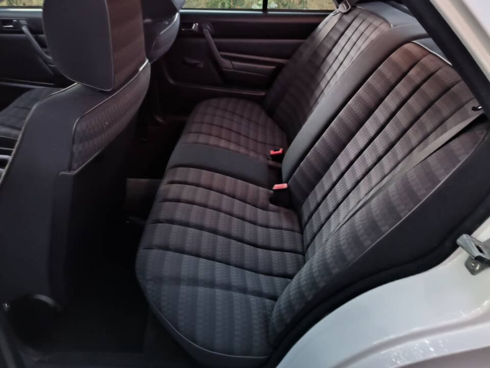 Image 45/78 de Mercedes-Benz 190 E 1.8 (1992)