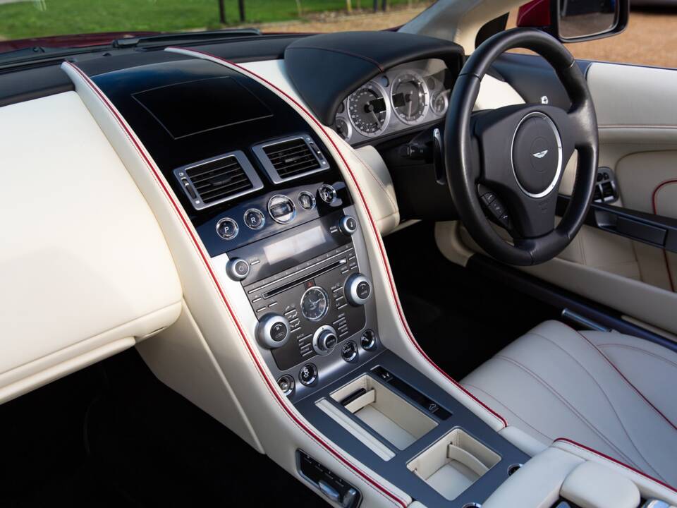 Afbeelding 45/81 van Aston Martin DB 9 Volante (2015)