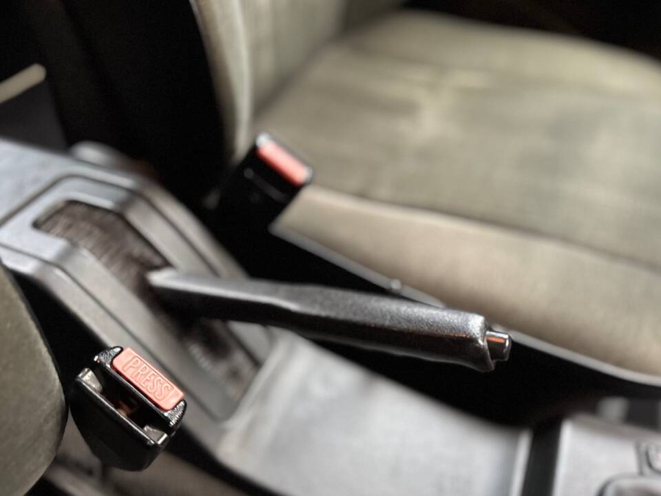 Bild 34/47 von BMW 528i (1986)