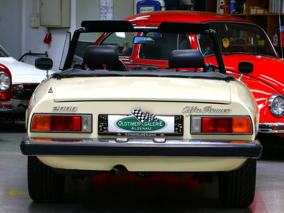 Image 7/25 of Alfa Romeo 2000 Spider Veloce (1982)