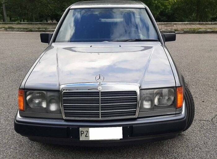 Bild 2/4 von Mercedes-Benz 300 D Turbo 4MATIC (1989)