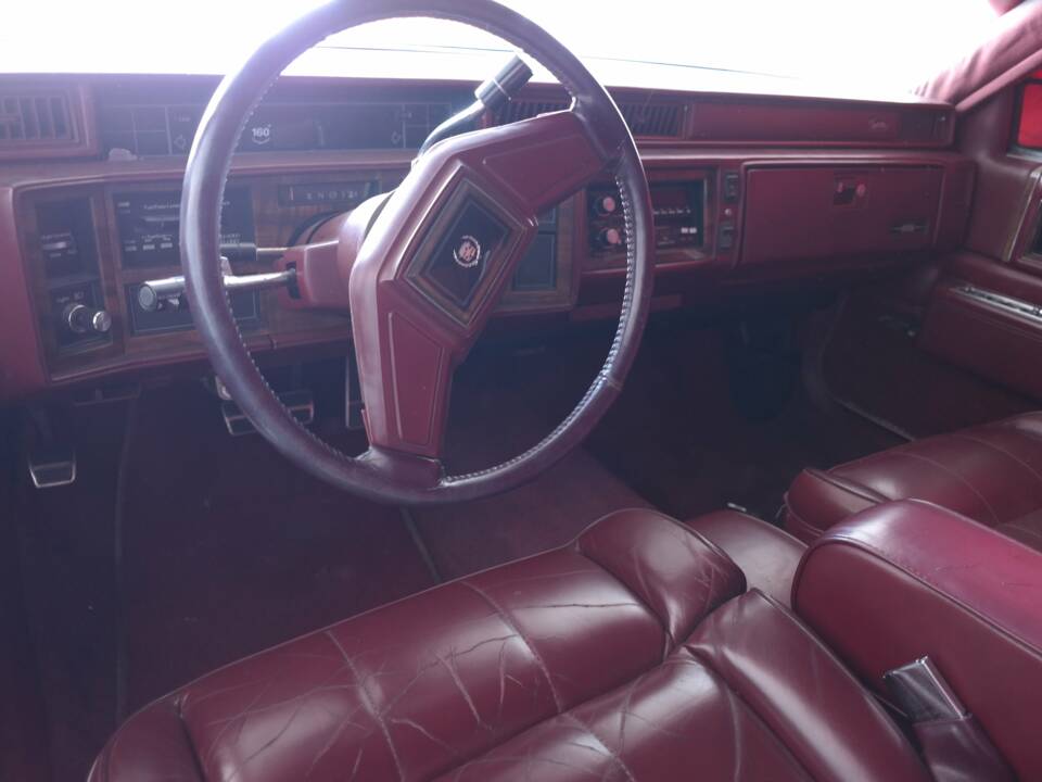 Image 13/23 of Cadillac Convertible de Ville (1986)