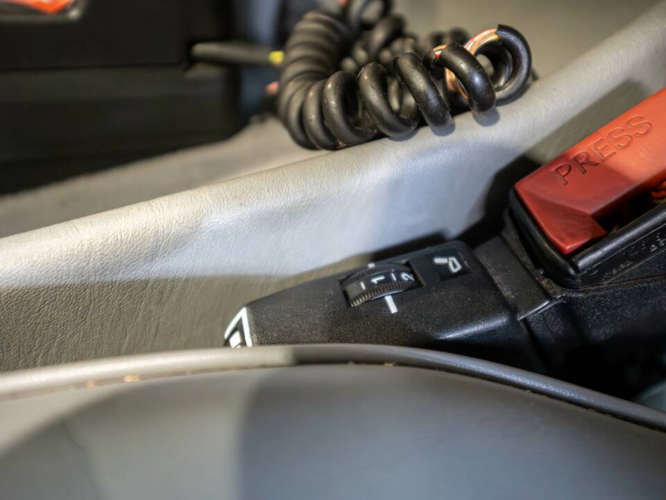 Image 20/27 of Mercedes-Benz 500 SEC (1988)