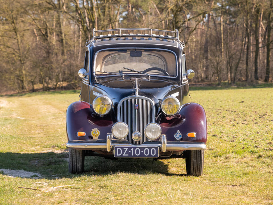 Image 1/35 of SIMCA 8 - 1200 (1951)