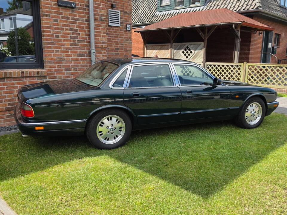 Image 4/26 of Jaguar XJ 6 4.0 Sovereign (1996)