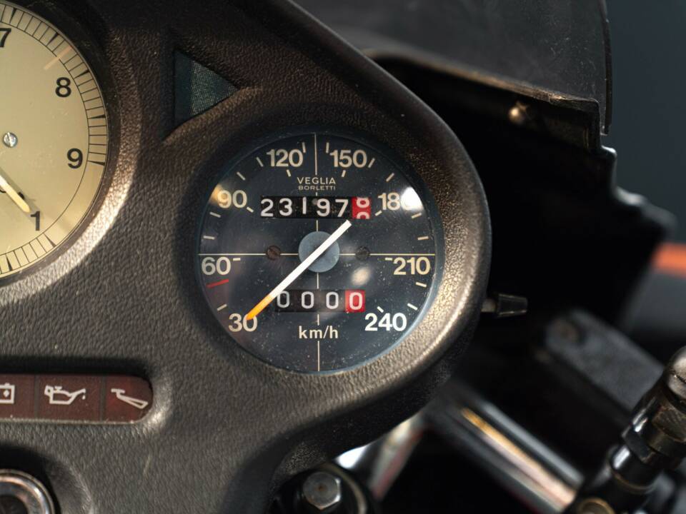 Image 25/36 of Moto Guzzi V 65 Lario (1990)