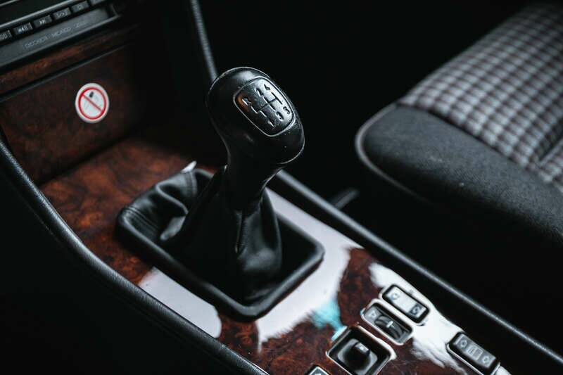 Image 15/43 of Mercedes-Benz 300 CE 3.2 AMG (1990)