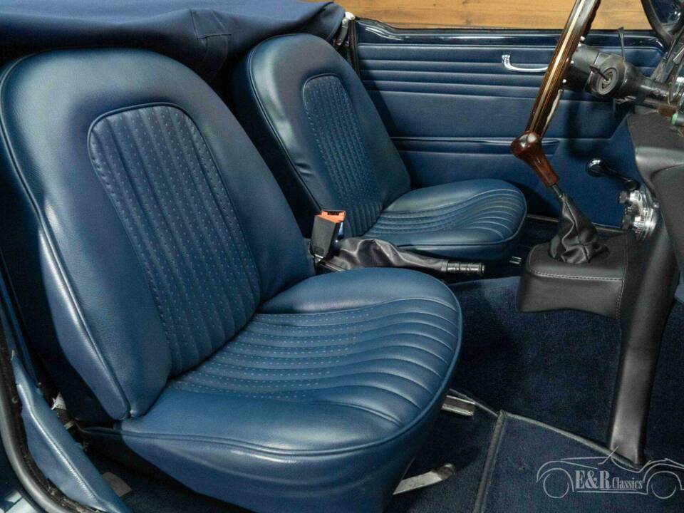 Image 16/19 of Triumph TR 250 (1968)