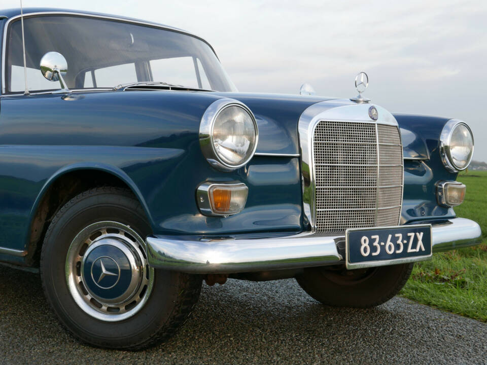 Image 37/39 of Mercedes-Benz 200 (1967)