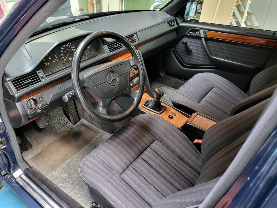 Image 37/47 of Mercedes-Benz 220 TE (1993)