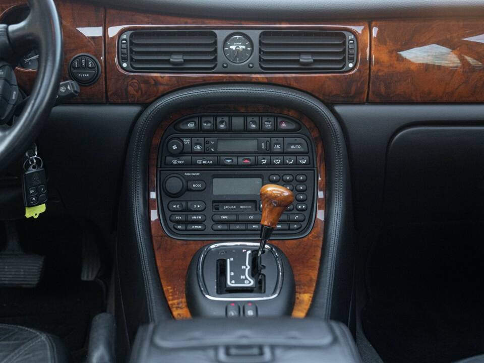 Bild 41/50 von Jaguar XJ 8 Executive (1997)