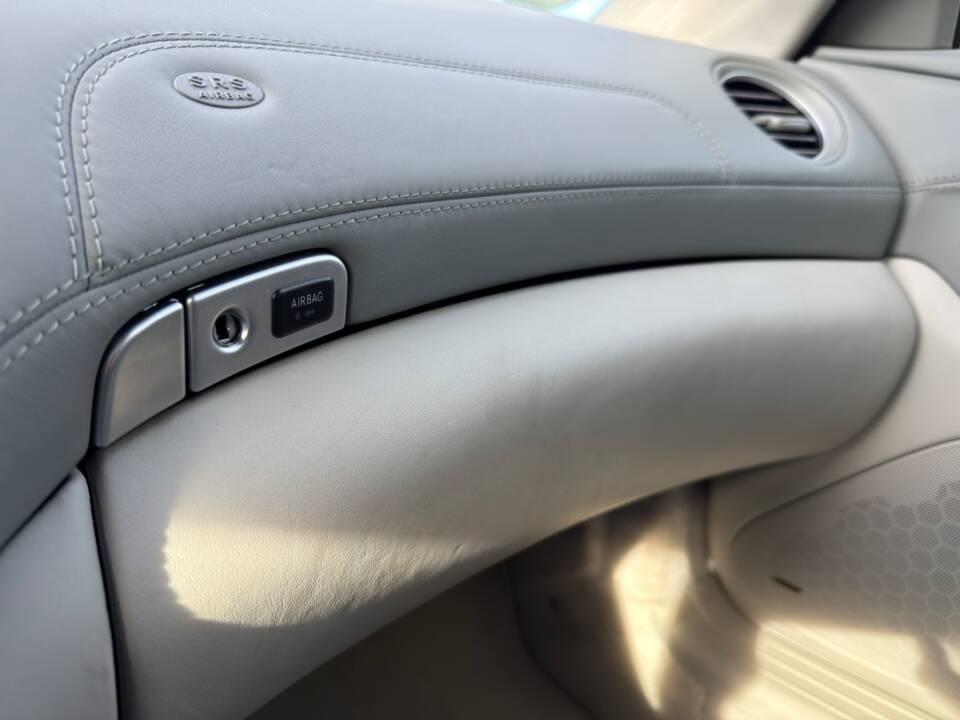 Immagine 11/20 di Mercedes-Benz SL 500 (2002)