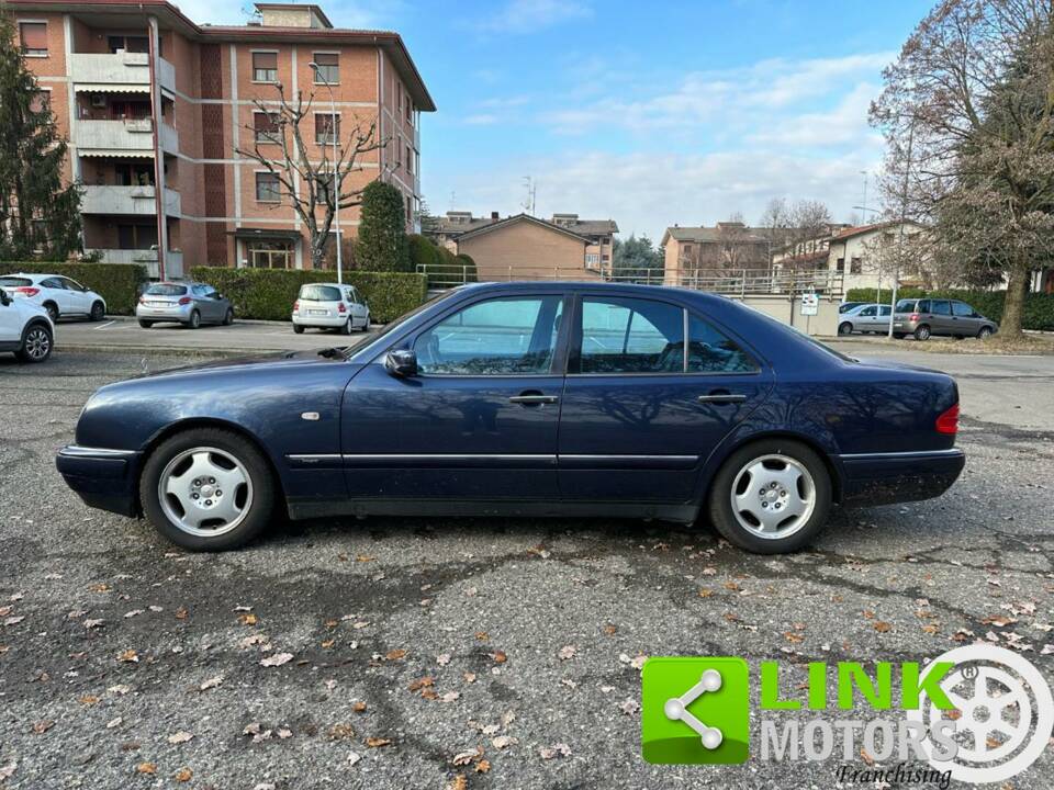 Immagine 3/10 di Mercedes-Benz E 200 (1996)