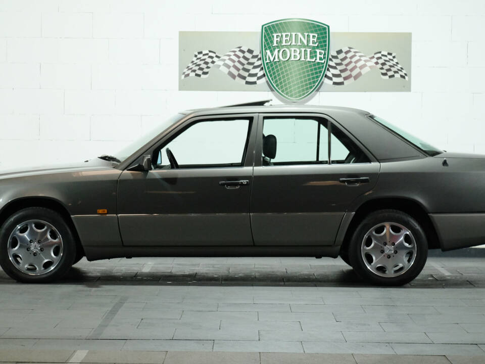 Image 2/40 of Mercedes-Benz 250 TD (1990)