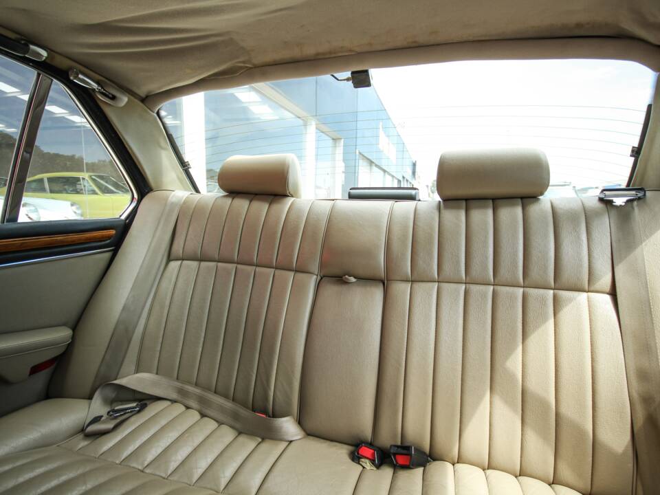 Image 25/44 of Jaguar XJ 12 (1990)