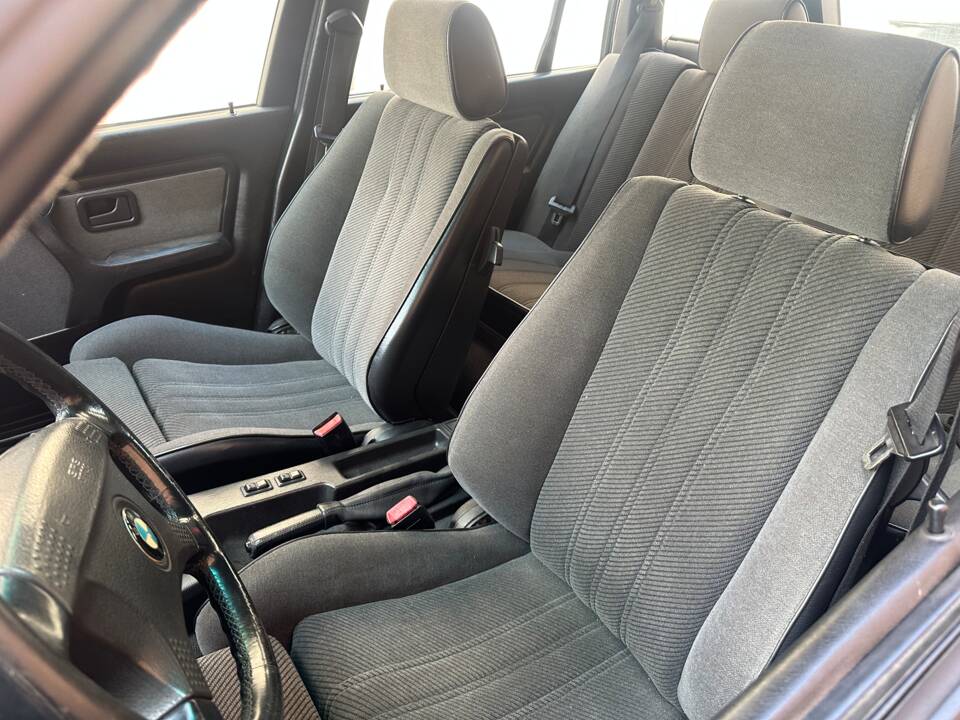 Image 12/23 of BMW 325i Touring (1993)