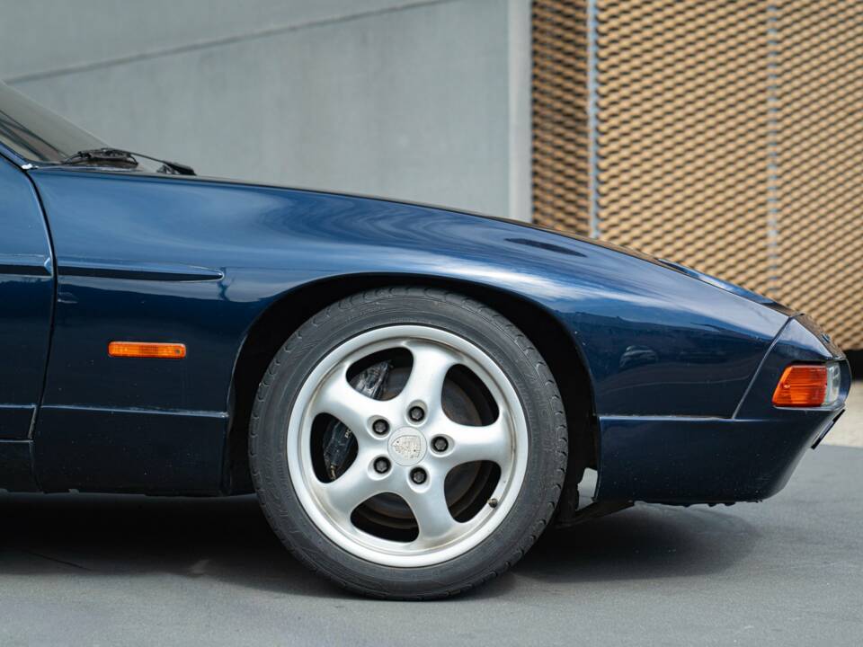 Image 8/34 of Porsche 928 (1981)