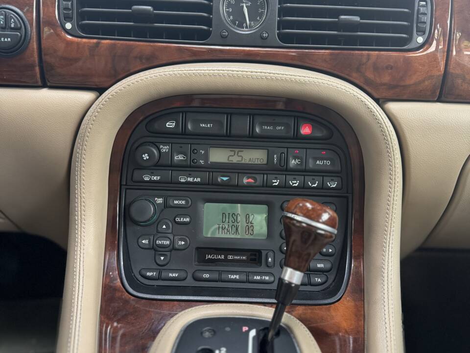 Image 10/10 of Jaguar XJ 8 Executive (2000)