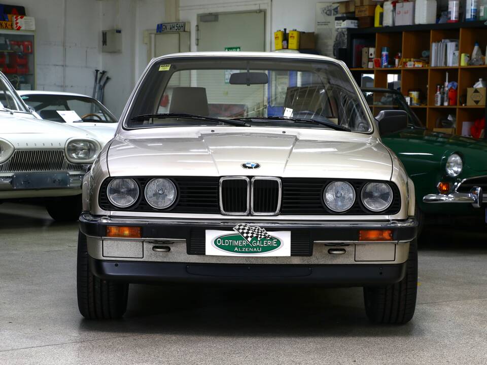 Afbeelding 2/40 van BMW 318i (1987)