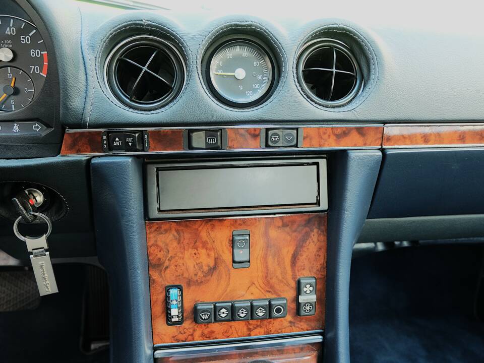 Image 40/57 of Mercedes-Benz 560 SL (1987)