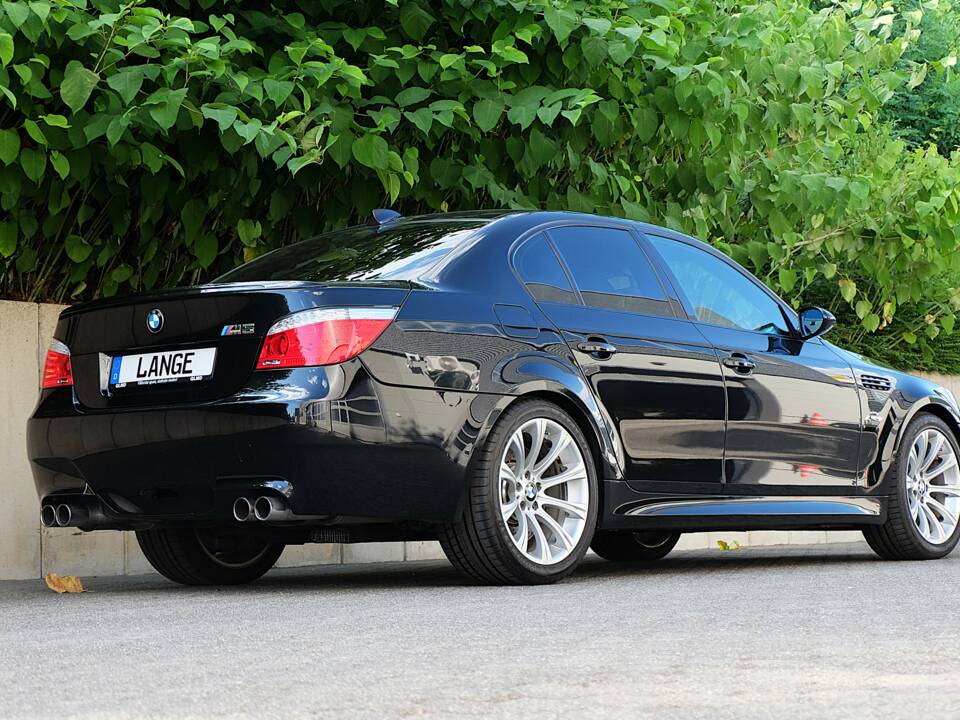 Image 9/51 of BMW M5 (2007)
