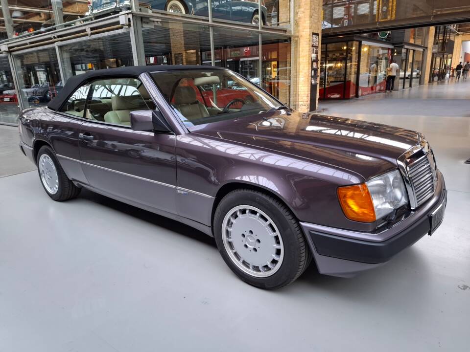 Image 31/42 of Mercedes-Benz 300 CE-24 (1993)