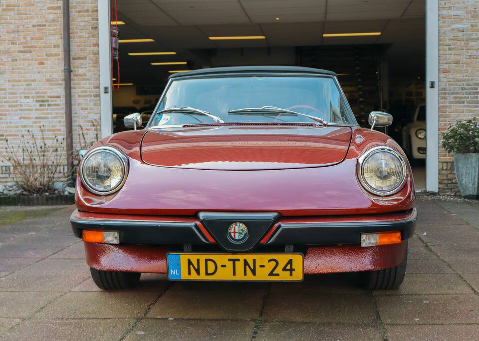 Image 3/8 of Alfa Romeo 1.6 Spider (1983)