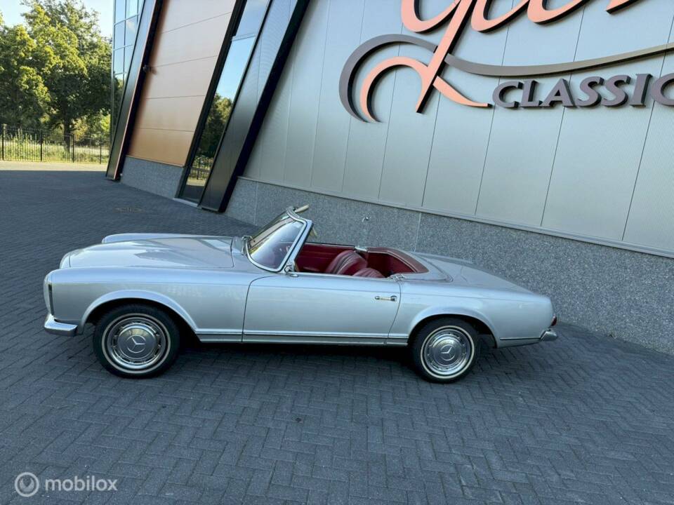 Image 13/27 of Mercedes-Benz 230 SL (1967)