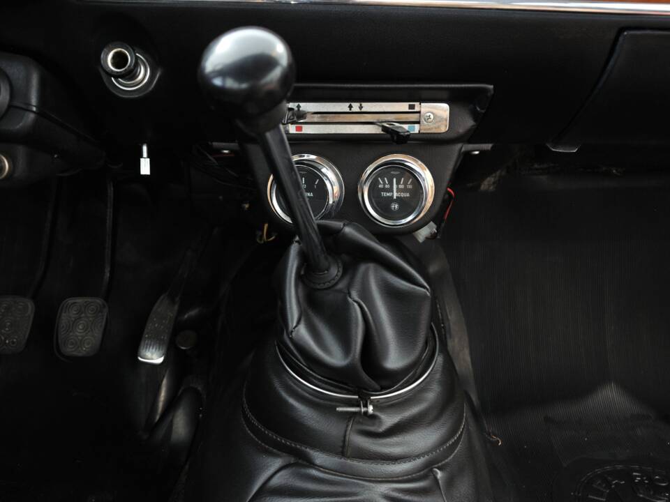 Bild 20/30 von Alfa Romeo Giulia GT 1300 Junior (1971)
