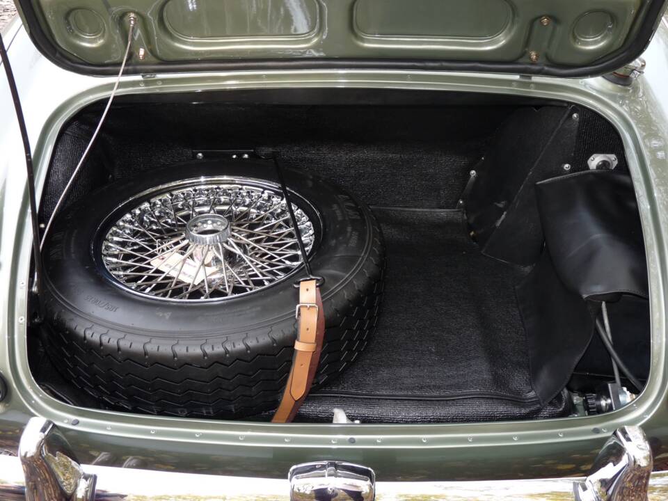 Image 21/32 of Austin-Healey 3000 Mk II (BT7) (1962)