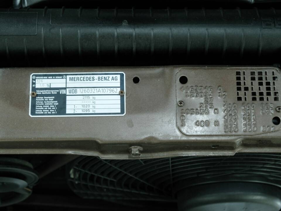 Bild 18/50 von Mercedes-Benz 380 SE (1984)